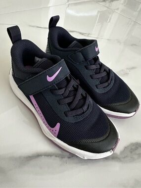 Nike Omni Multi-Court Velcro Athletic Sneakers
